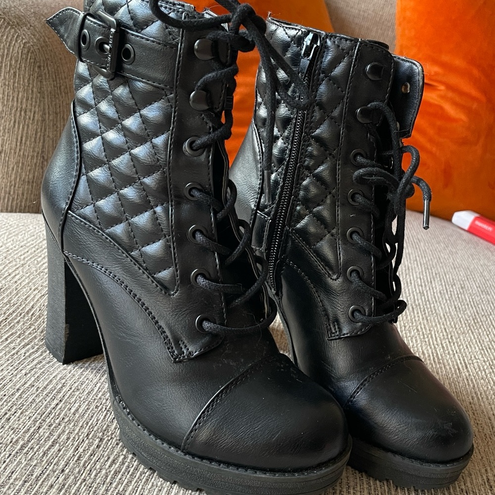GUESS Black lace up bootie